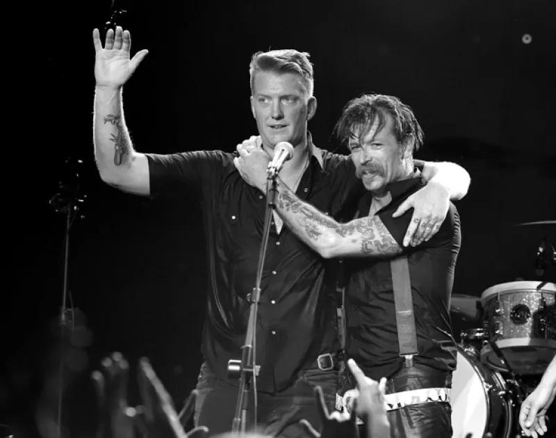 Durante los ataques a la capital francesa, la banda Eagles of Death Metal se encontraba tocando en el venue Bataclan; hasta el momento se desconoce si los miembros están a salvo.