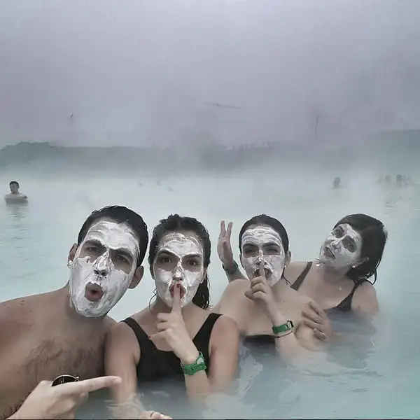Una mascarilla de silica o polvo de silice junto a toda su familia en Blue Lagoon.