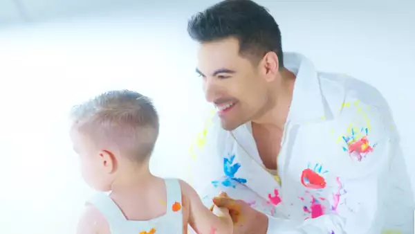 Carlos Rivera presenta a su hijo León por primera vez en un emotivo video