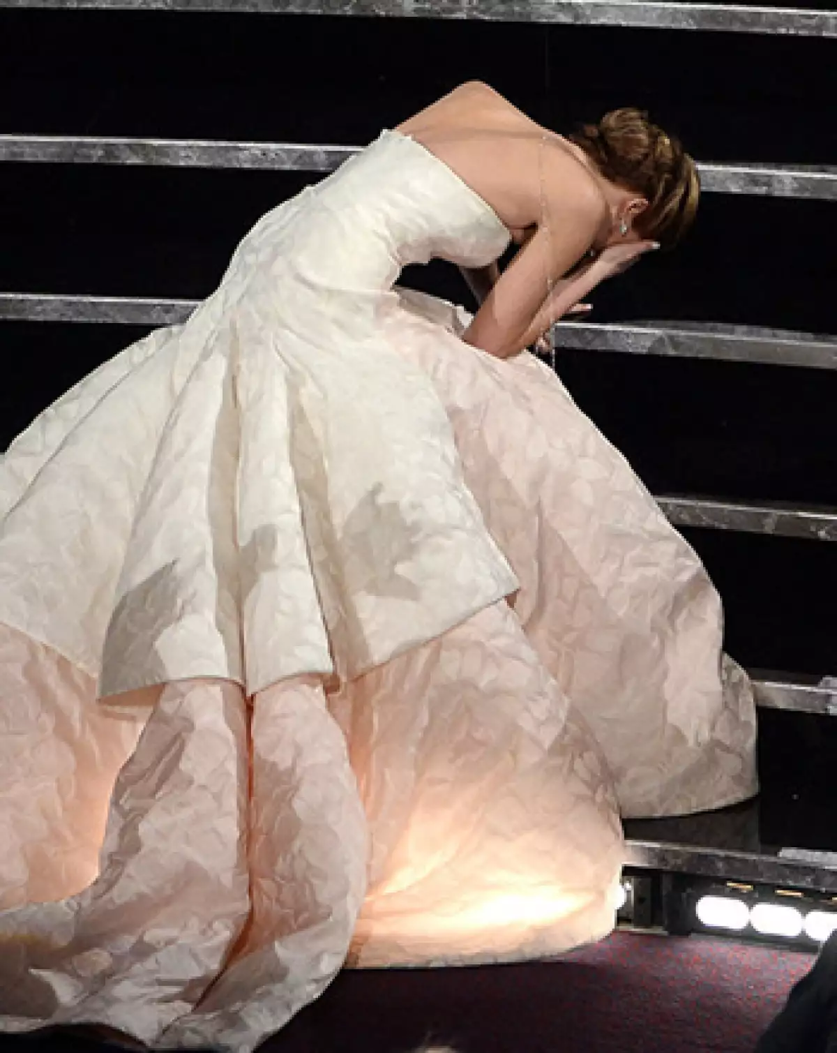 Jennifer Lawrence se cae en el Oscar
