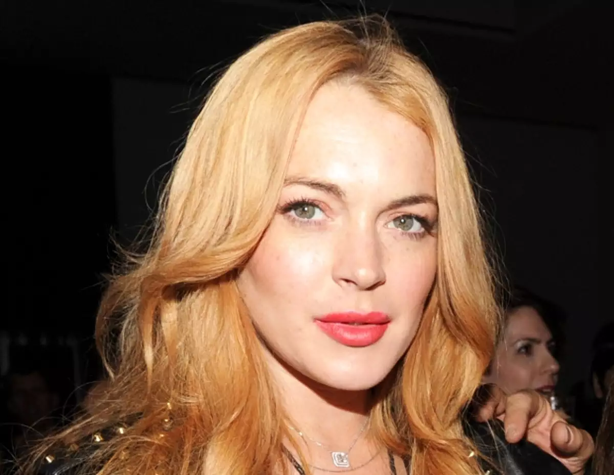 Parece que su propia experiencia ha llevado a la actriz a querer ayudar a otras jóvenes con problemas similares a los que ella padeció.