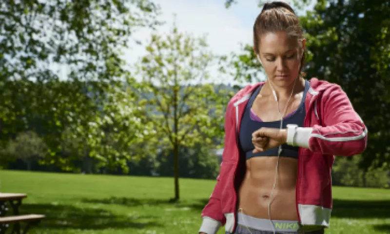 Dispositivos como relojes inteligentesra son algunos de los medios por los cuales la gente comienza a interesarse por la práctica de algún deporte. (Foto: Getty Images )