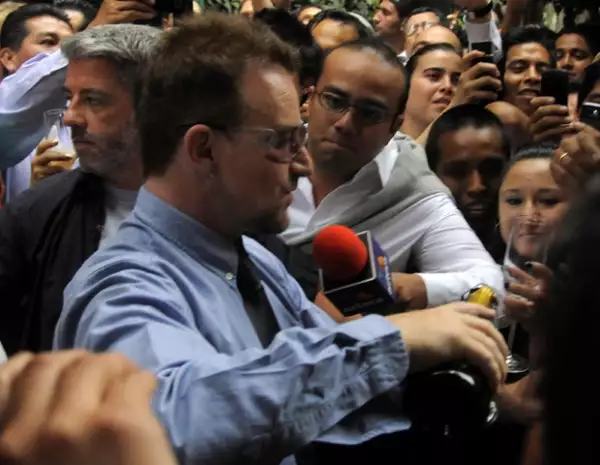 Bono atendió a los medios de comunicación mexicanos, así como a sus fieles seguidores.