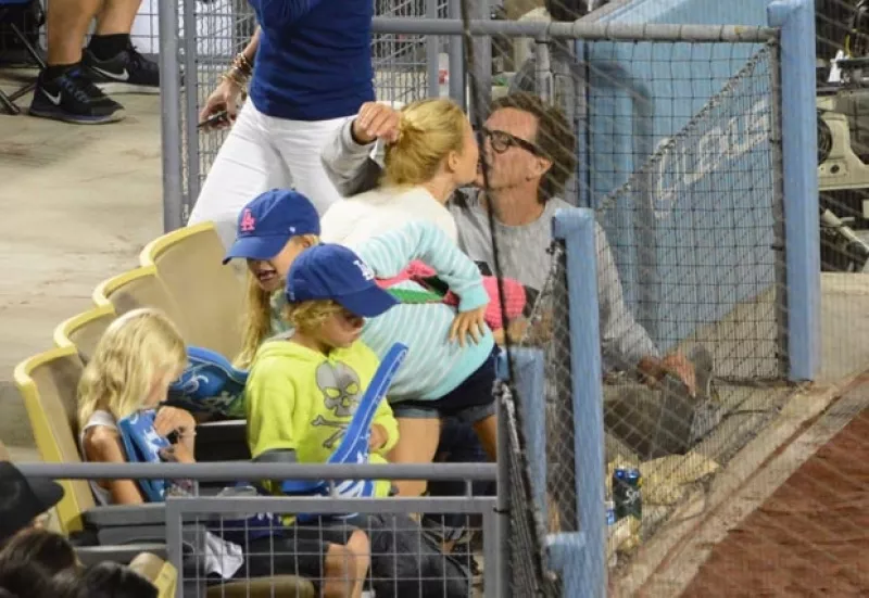 Este martes se publicó una imagen capturada en septiembre de 2013 en la que se ve a la actriz besando a su ex novio Donovan Leitch.