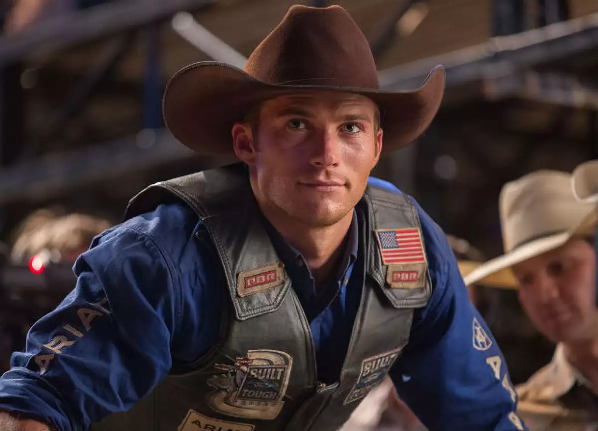 El actor de 29 años nos quita el aliento y sorprende en su papel más hot, al protagonizar la película romántica “El viaje más largo”, basada en la exitosa novela de Nicholas Sparks.