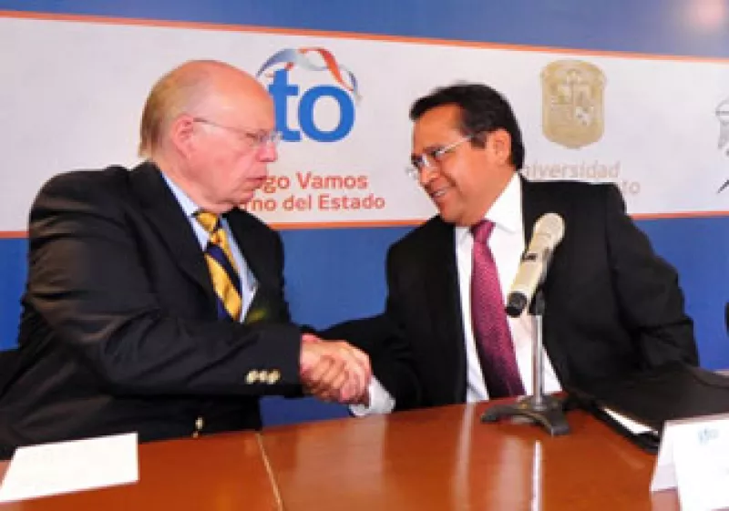 José Narro, rector de la UNAM, y Juan Manuel Oliva, gobernador de Guanajuato, durante la firma del convenio. (Foto: Cortesía Gobierno de Guanajuato)
