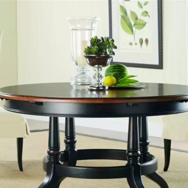 La “tierra” es el accesorio más pequeño, la base o el fundamento de la composición: maceta baja con follaje, una tercia de libros o esferas de diversos tamaños.