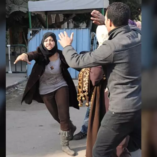 Una chica trata de lanzar algo para defenderse