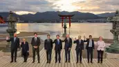 El presidente de Estados Unidos, Joe Biden, el canciller de Alemania, Olaf Scholz, el primer ministro de Gran Bretaña, Rishi Sunak, la presidenta de la Comisión Europea, Ursula von der Leyen, el presidente del Consejo Europeo, Charles Michel, la primera ministra de Italia, Giorgia Meloni, el primer ministro de Canadá, Justin Trudeau, el presidente de Francia, Emmanuel Macron, y el presidente de Japón. El primer ministro Fumio Kishida asiste a una sesión de fotos familiar en el santuario de Itsukushima durante la cumbre de líderes del G7 en Hatsukaichi, prefectura de Hiroshima, en el oeste de Japón, el 19 de mayo de 2023, en esta foto publicada por Kyodo.