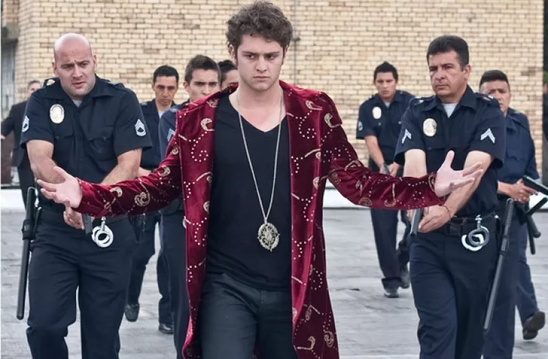 La productora dio a conocer las primeras imágenes del cantante durante el rodaje de la serie que es transmitida por televisión de paga.