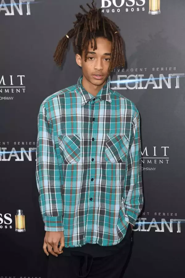 Jaden decidió mostrar su lado inventivo y fashionista al usar unos anillos Cartier en el pelo.