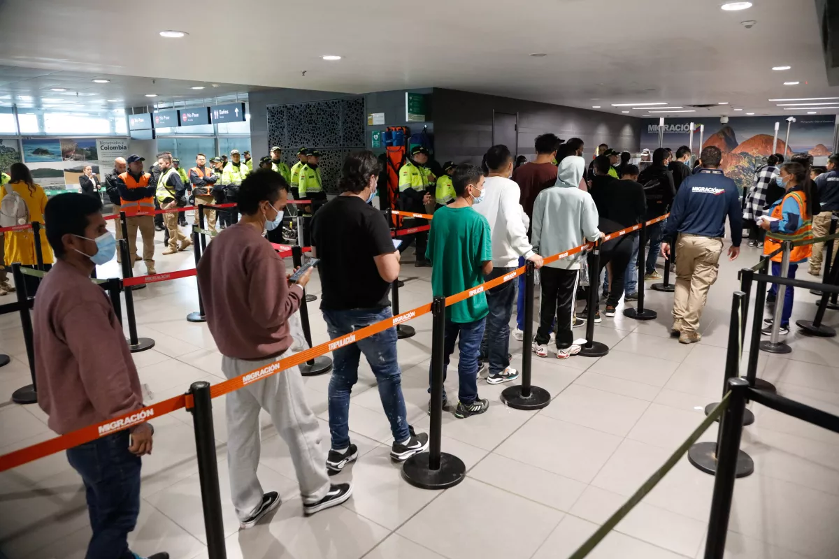 Llega a Colombia el primer vuelo con deportados de EU tras disputa entre Trump y Petro 