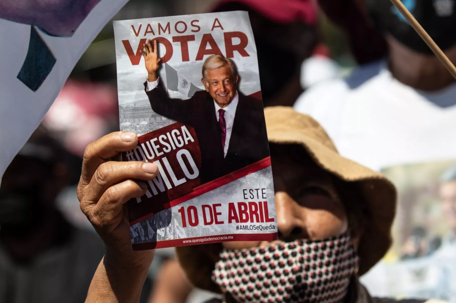 Al rededor de 200 simpatizantes del presidente Andrés Manuel López Obrador congregaron en el Zócalo para expresar su apoyo por su iniciativa a la reforma eléctrica y a la consulta de revocación de mandato. Como parte de la manifestación, también hubo consignas contra supuestos “opositores” del mandatario, entre ellos los consejeros del Instituto Nacional Electoral (INE) y periodistas como Carmen Aristegui