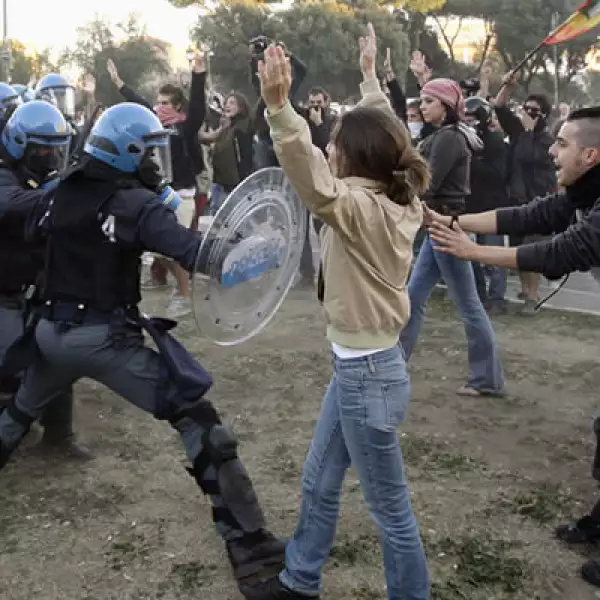 Los violentos enfrentamientos ocurridos en la capital italiana dejaron como saldo 135 heridos y al menos un millón de euros por daños, según autoridades.