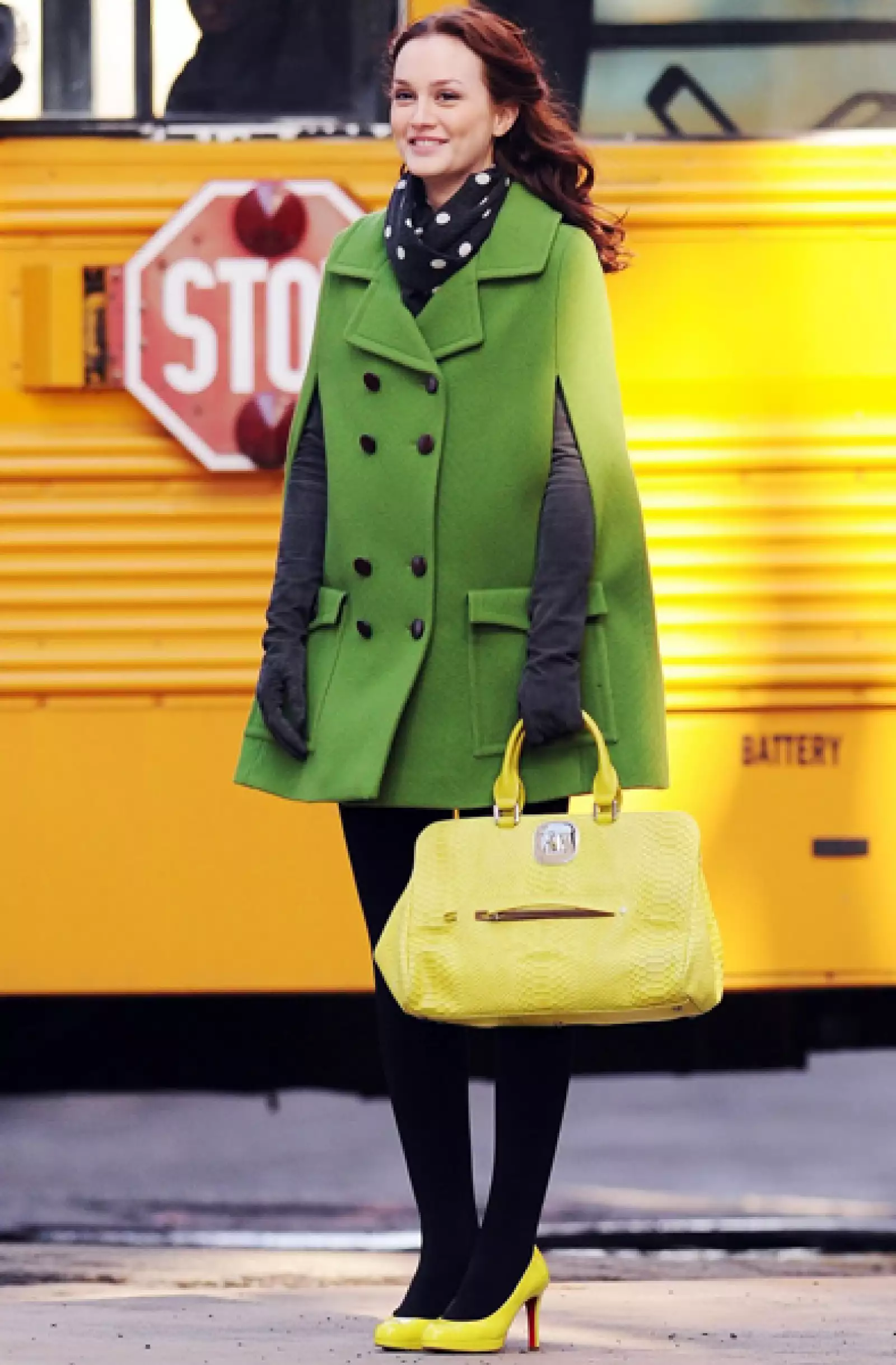 Las gabardinas en tonalidades vivas siempre destacaran y fungiran como toque final en tu atuendo.