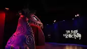 Foto de un personaje de Tim Burton en tamaño real, como parte de la exposición del cineasta. Al fondo un letrero iluminado que dice "Tim Burton El Laberinto".