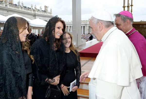 Angélica Rivera y sus hijas en su visita con el Papa.