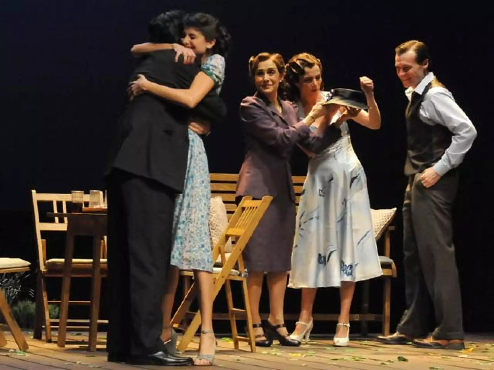 La trama retrata la vida aparentemente feliz y próspera de la familia Keller.