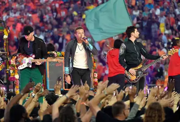 Coldplay durante su show de medio tiempo en el enfrentamiento entre los Broncos de Denver y las Panteras de Carolina.