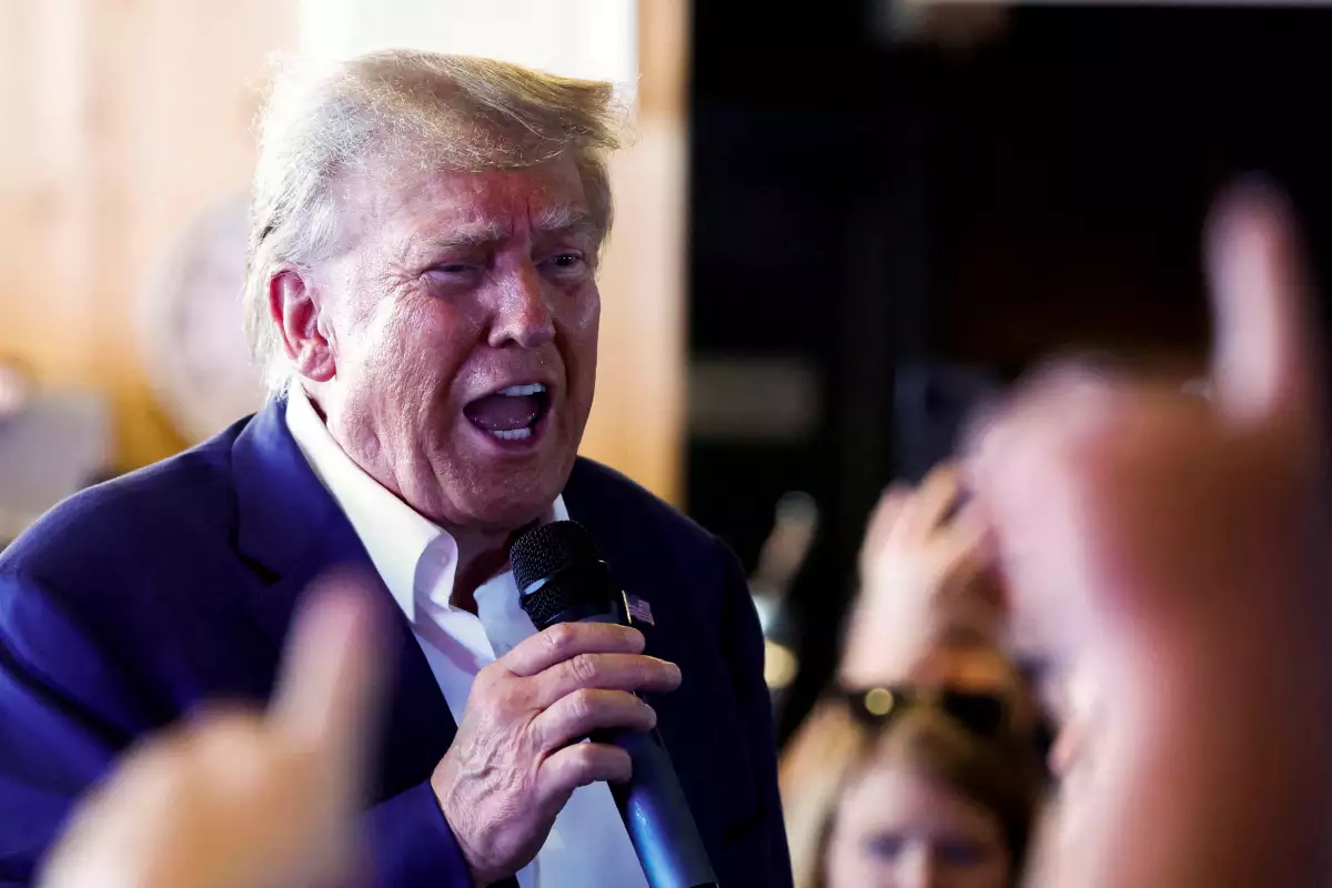 El candidato presidencial republicano y expresidente de los Estados Unidos, Donald Trump, habla mientras hace campaña en la Feria Estatal de Iowa en Des Moines, Iowa, EE. UU., el 12 de agosto de 2023.