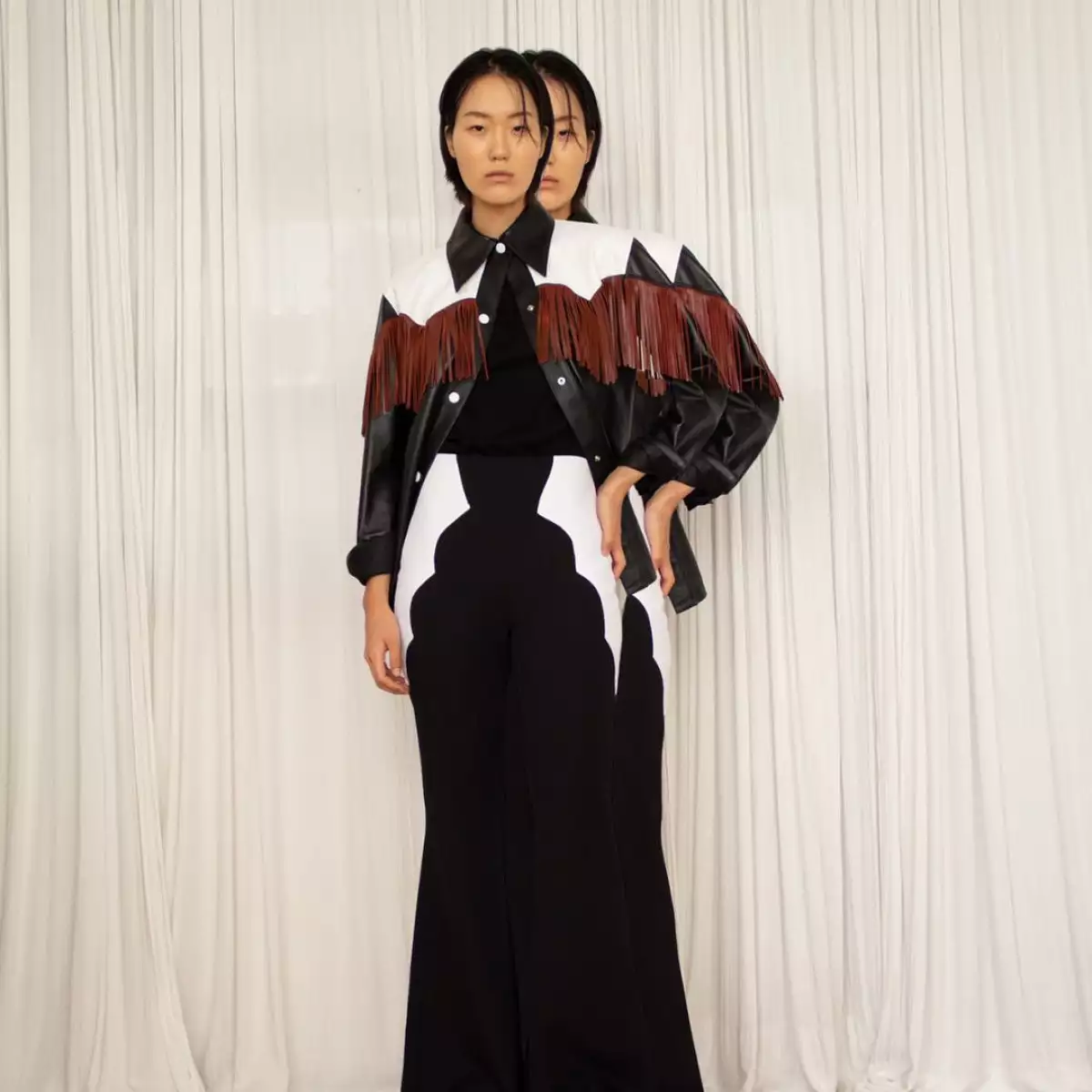 Modelo con falda y camisa de Montserrat Messeguer.