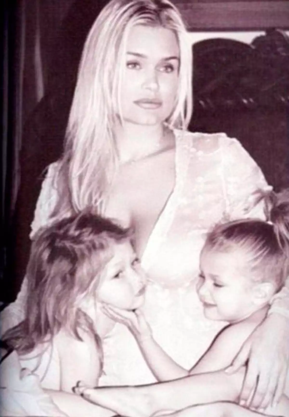 La mamá de los tres jóvenes también fue modelo.