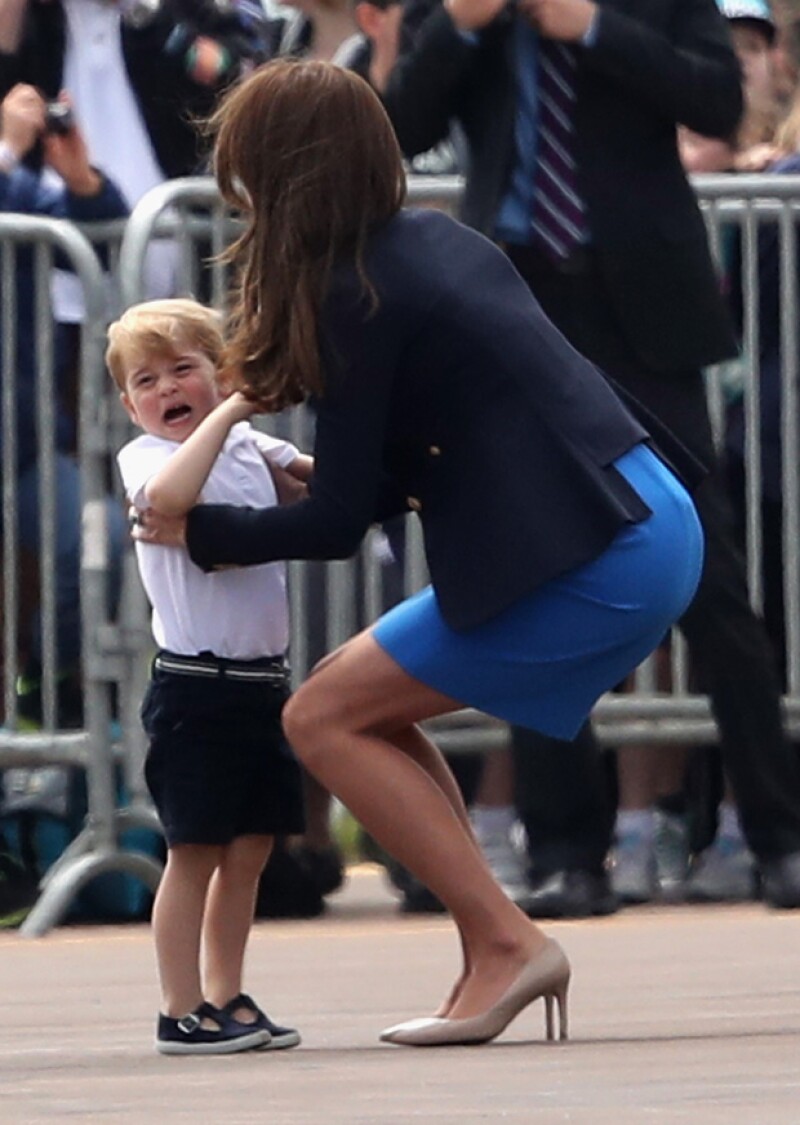 ¿Los terribles dos? Aunque suele ser un niño adorable y muy bien portado, el hijo mayor de Kate y William se soltó a llorar en un show aéreo al que acudieron como invitados.