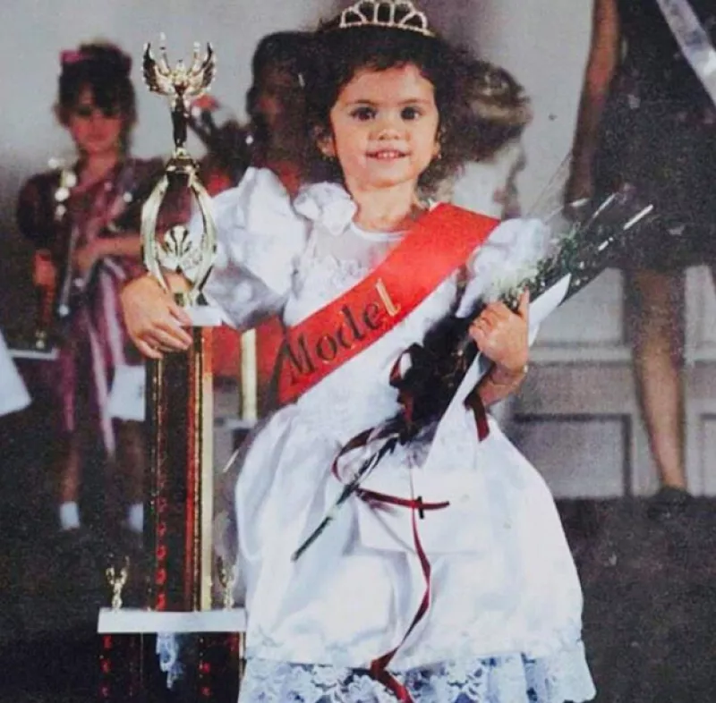 La cantante compartió con sus followers de Twitter un encantador Throwback Thursday de su pasado; el momento en que ganó un concurso de belleza a los cinco años de edad.