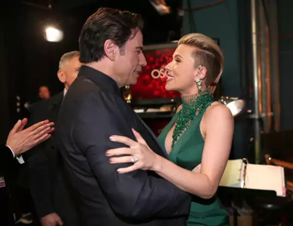 Lo que no se vio en la red carpet de los Oscar es lo bien que se llevan Scarlet y John.