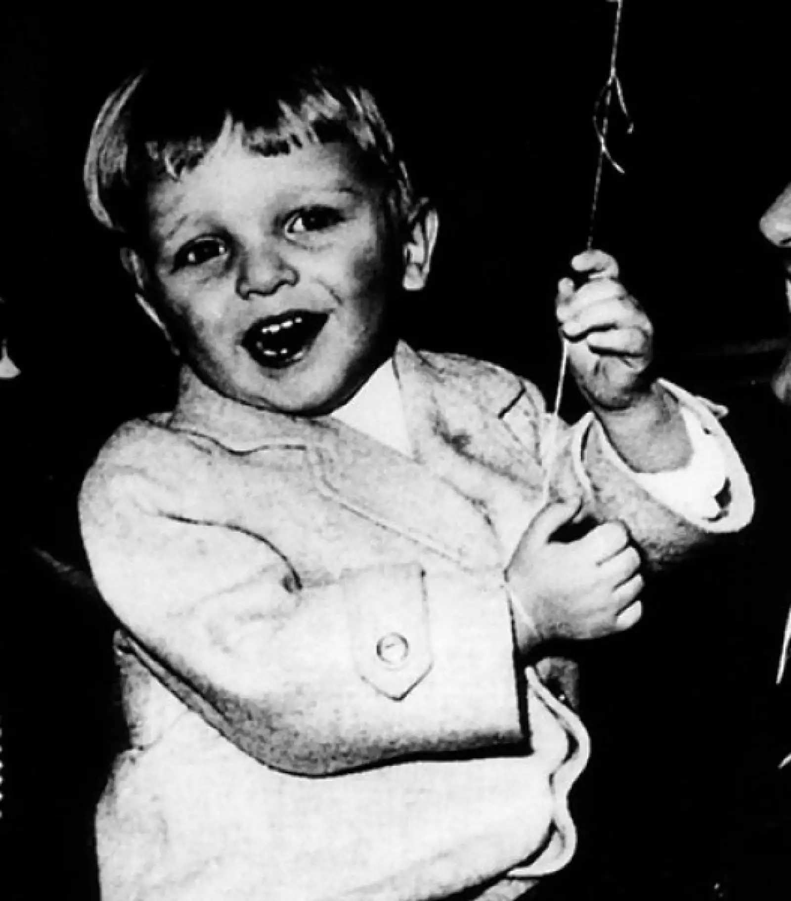 Miguel Luchino González Borlani nació el 3 de abril de 1956 en Panamá, pero tienen la nacionalidad española debido a su padre, el fallecido torero Luis Miguel Dominguín. La madre del cantante es la actriz italiana Lucía Bosé. En esta foto tenía tres años.