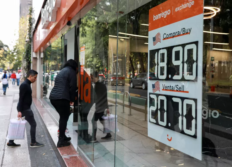 Peso gana terreno este jueves pero sufre pérdida mensual frente al dólar