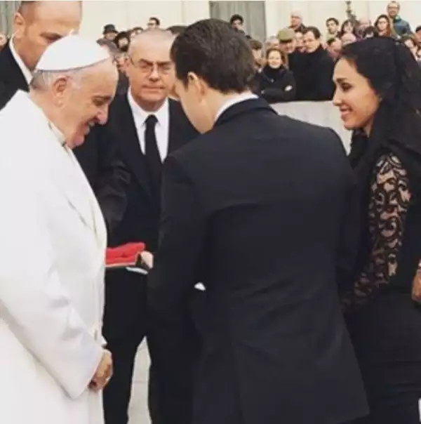 El gobernador de Chapas y la cantante representando al pueblo Chiapaneco en su visita al Papa.