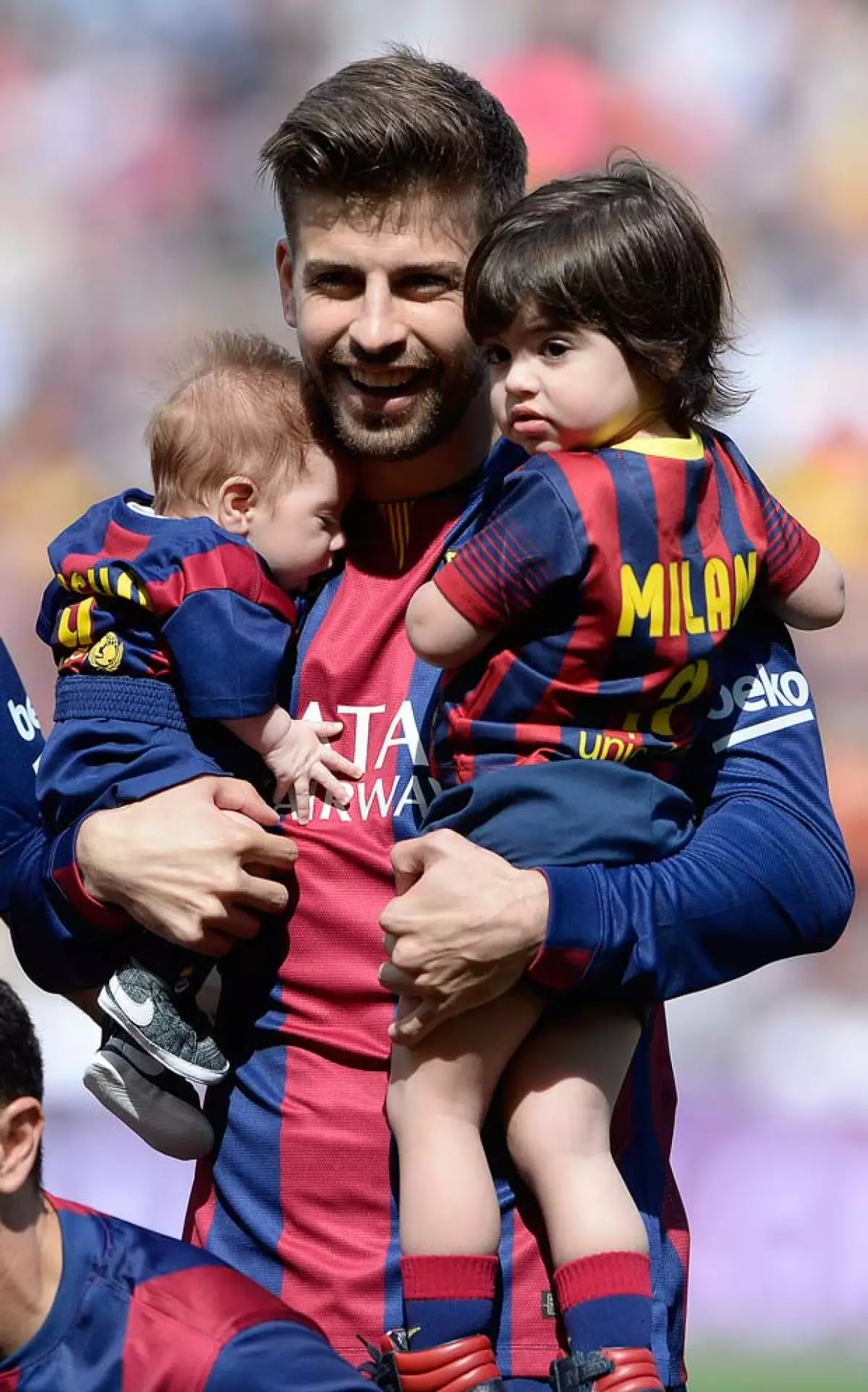 La cantante detalló que el futbolista catalán ayuda con el cuidado de sus hijos Milan y Sasha todo lo que puede.