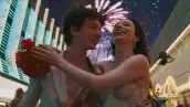 Foto de una escena de la película 'Anora' con Mikey Madison y Mark Eydelshteyn en sus personajes de Ani y Vanya respectivamente.