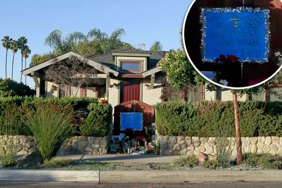 Algunos admiradores se siguen acercando a la casa del actor para dejar flores y mensajes de despedida.