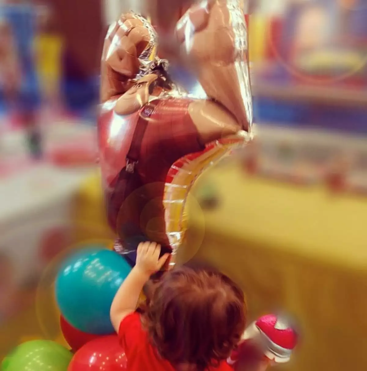Ayer la cantante compartió su felicidad por los primeros dos años de vida de su hijo con diversas fotos de él, así como del festejo. Además, a Sabrina se le cayó un diente.