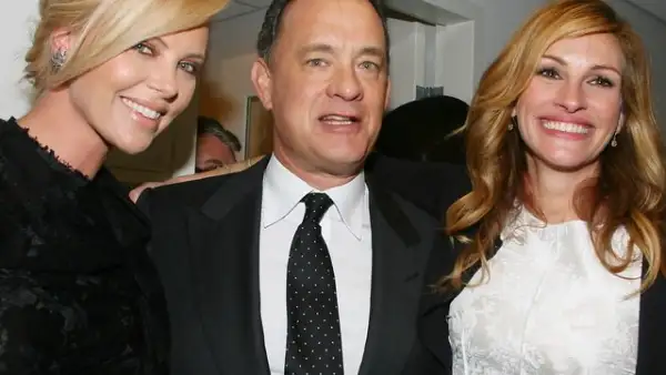Charlize Theron y Julia Roberts lucieron muy contentas en el homenaje de su compañero y amigo.