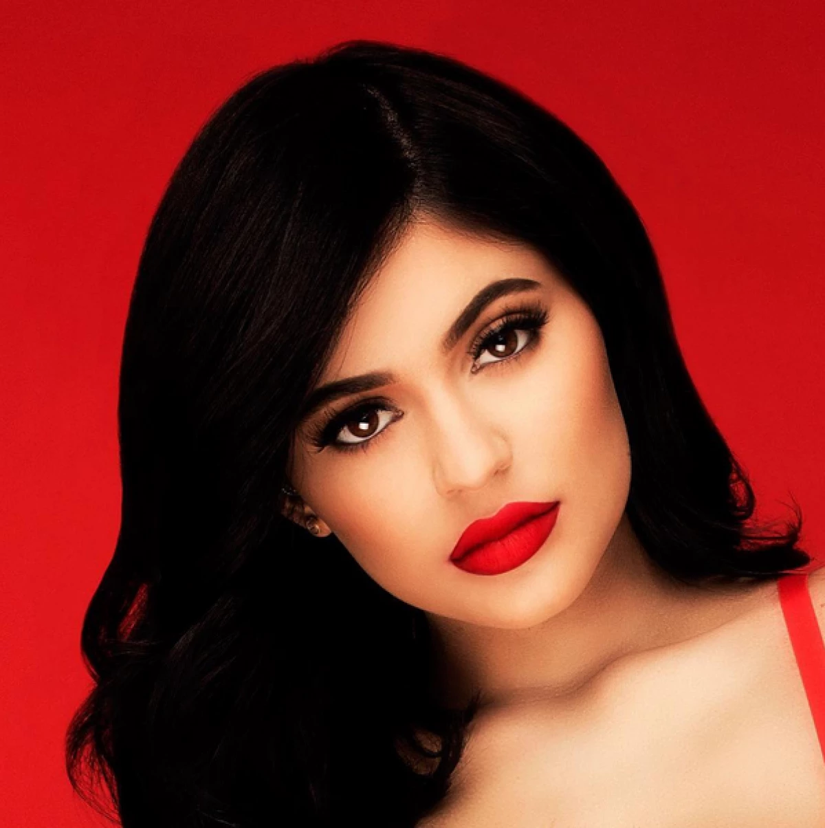 La nueva business woman ha impactado con la segunda edición de su línea de cosméticos "Kylie Cosmetics", la cual incluye nuevos colores. Te contamos todos los detalles detrás de sus productos.