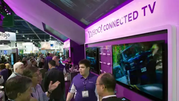 Un ejecutivo de Yahoo hace una demostración del Yahoo Connected TV, un producto que permite conectar la televisión con Internet.