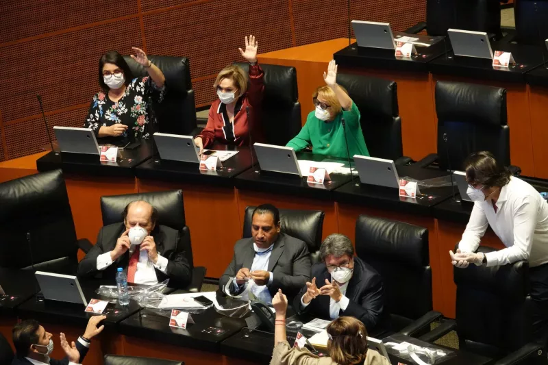 Senadores con cubrebocas