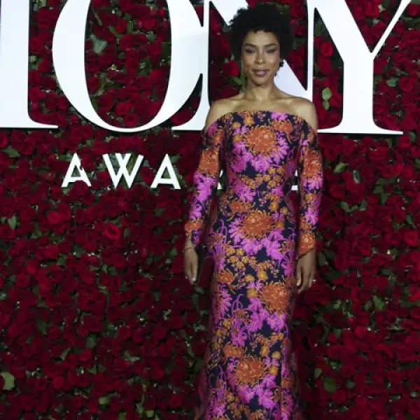 Sophie Okonedo complementó su vestido de Zac Posen con joyería de Ara Vartanian.