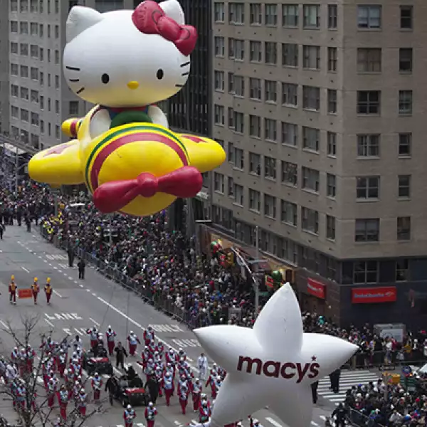 La transmisión del desfile por la cadena de televisión NBC alcanza a más de 50 millones de espectadores.