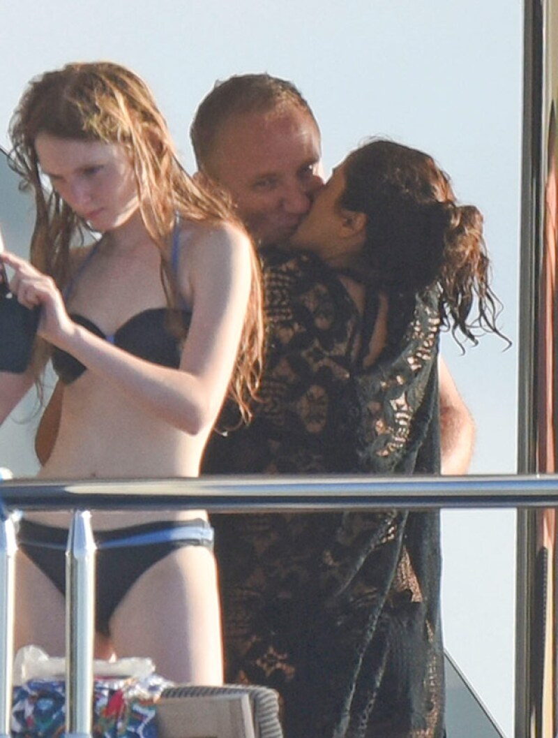 A Mathilda, hija de François-Henri Pinault, pareció no importarle que su padre y su madrastra se besaran romanticamente detrás de ella.