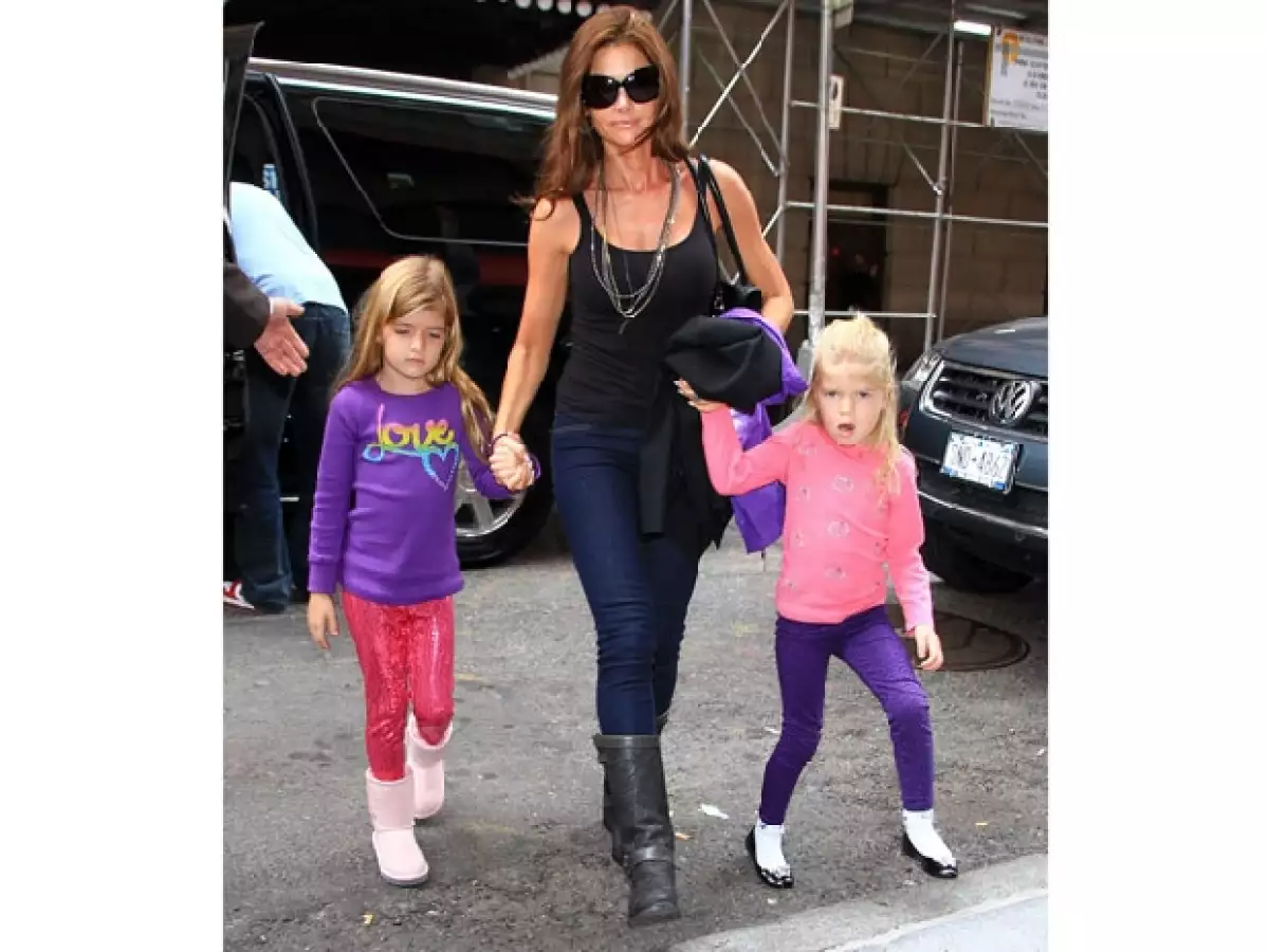 Denise Richards con sus hijas Sam y Lola durante los días que Charlie estuvo en Nueva York.