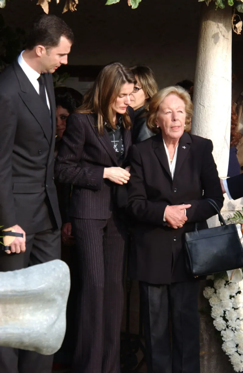 Rey Felipe VI, reina Letizia y Menchu Álvarez del Valle