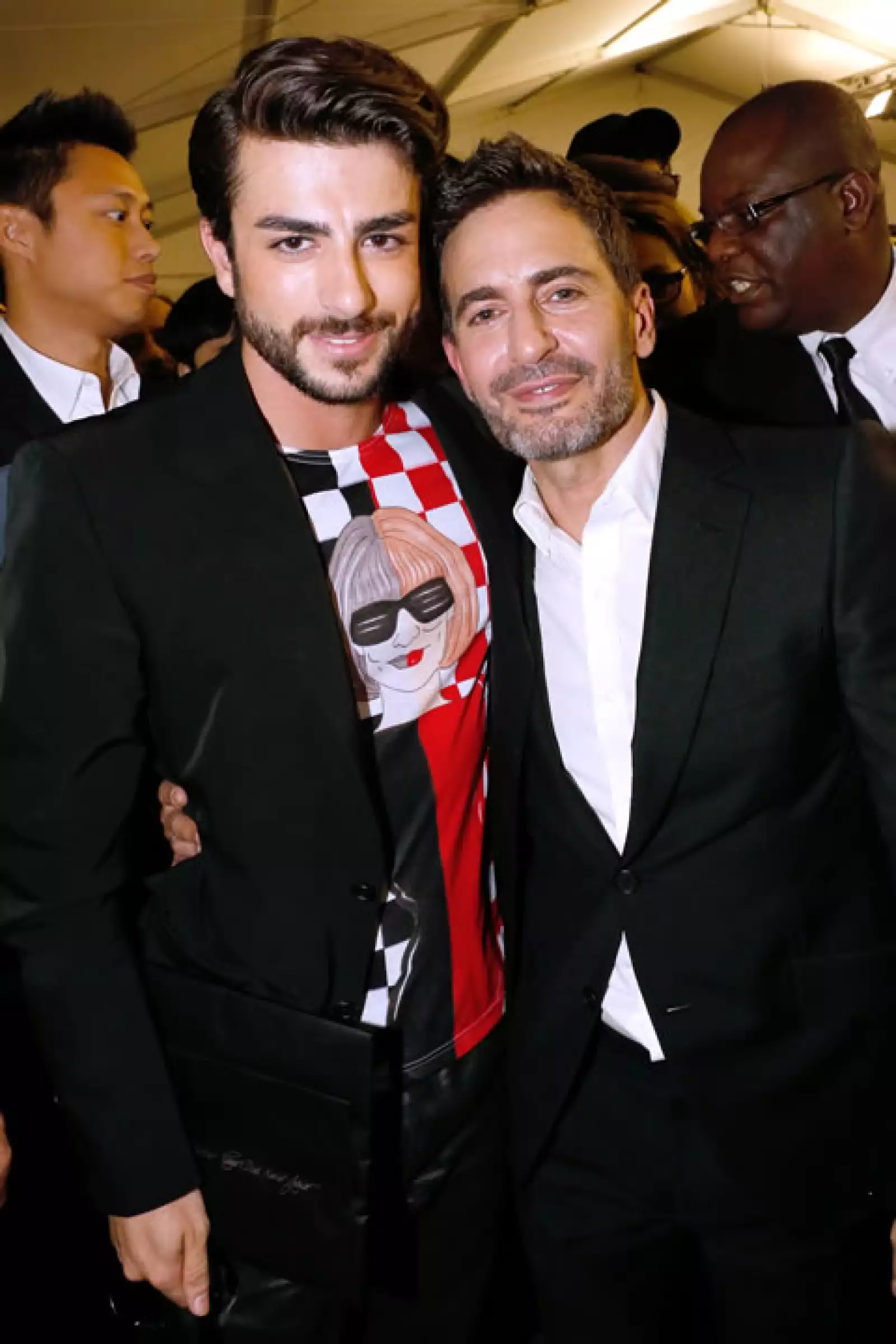 Así fueron captados hace apenas seis días, en el último desfile de Marc como director creativo de Louis Vuitton. Ese mismo día se anunció que el diseñador no continuaría trabajando para la firma.