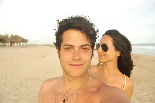 Alfonso Dosal y su pareja Solana Azulay en uno de sus últimos viajes a la playa.