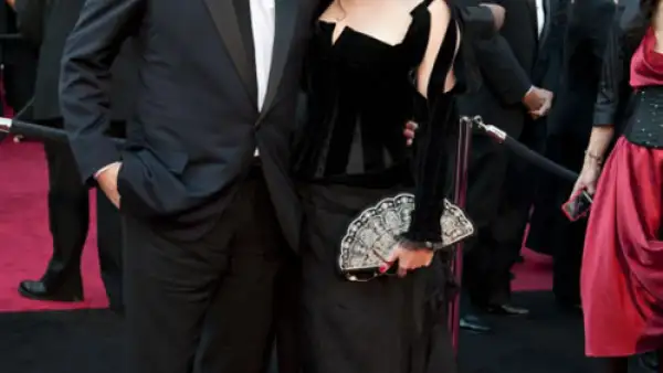 Tim Burton and Helena Bonham Carter eran un caos en la alfombra roja.