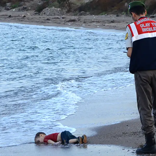 La foto de un niño sirio ahogado a la orilla del mar en Turquía es quizá la más impactante del año. Esta imagen avivó la polémica sobre la crisis migratoria en Europa y desató acciones de apoyo de naciones como Estados Unidos.