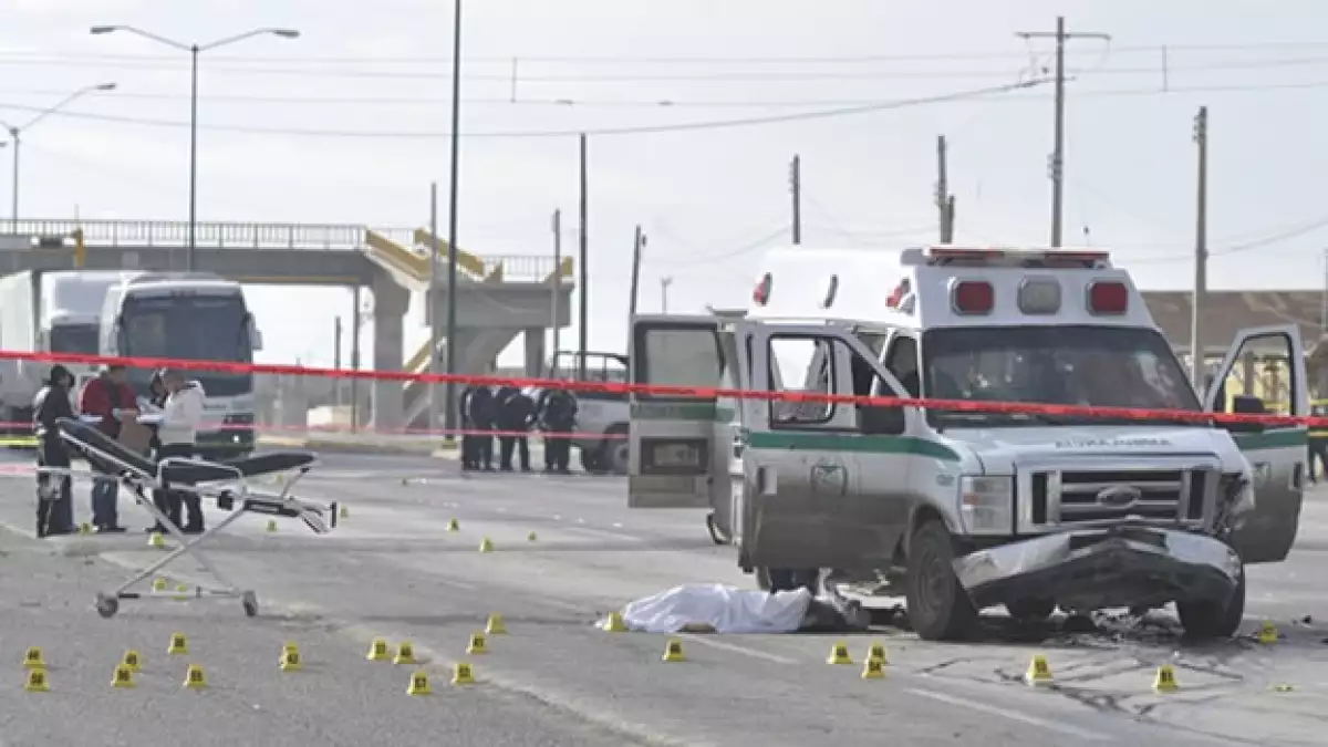 peritos analizan el tiroteo contra una ambulancia
